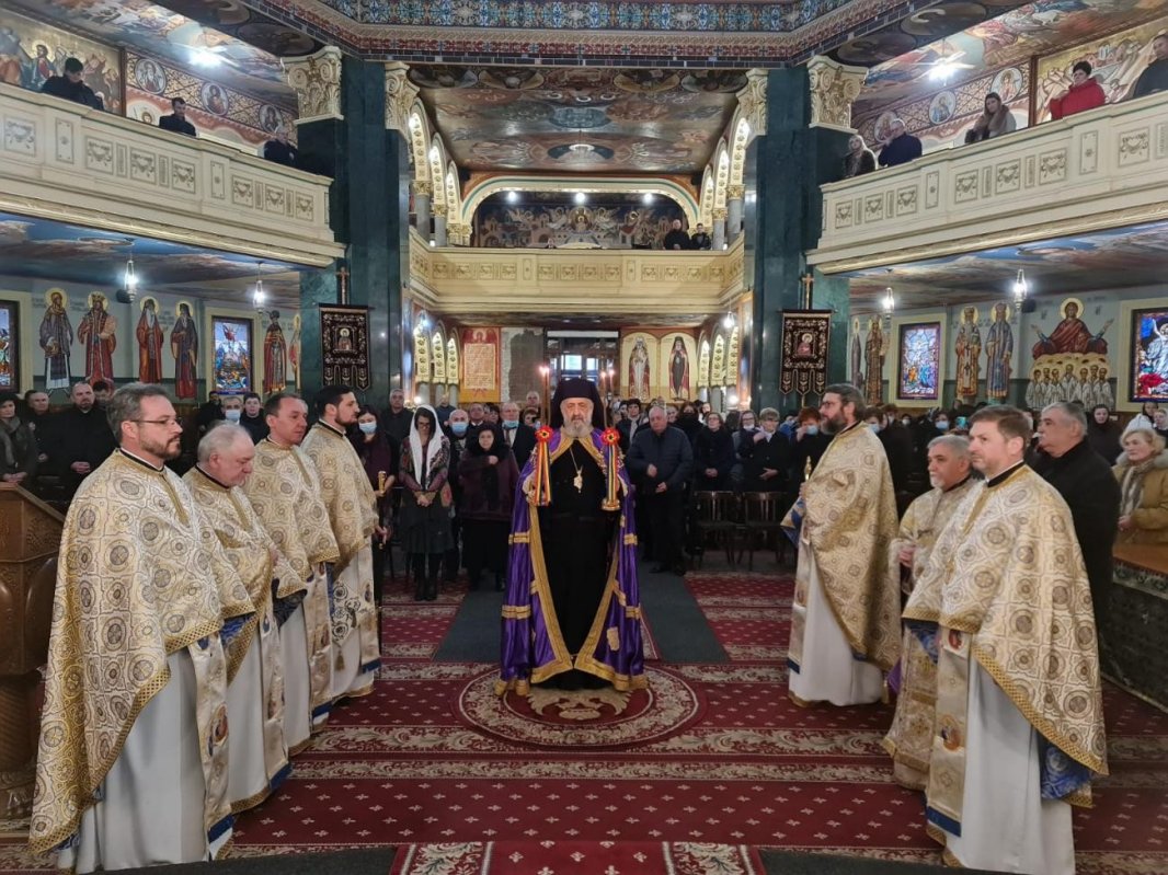 Sfânta Liturghie arhierească la Catedrala mică din Târgu Mureș 208681