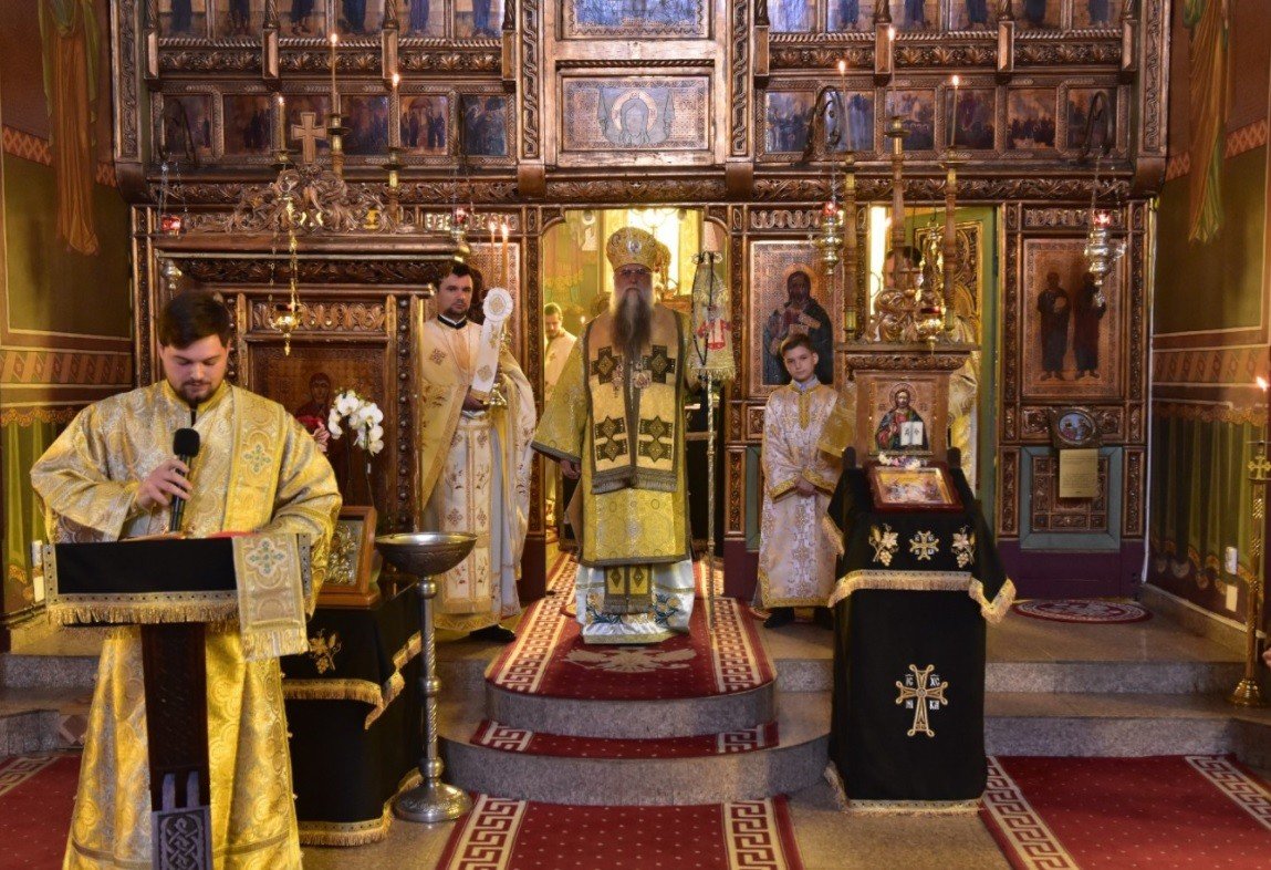 Slujire arhierească la o parohie din orașul Călimănești 208704