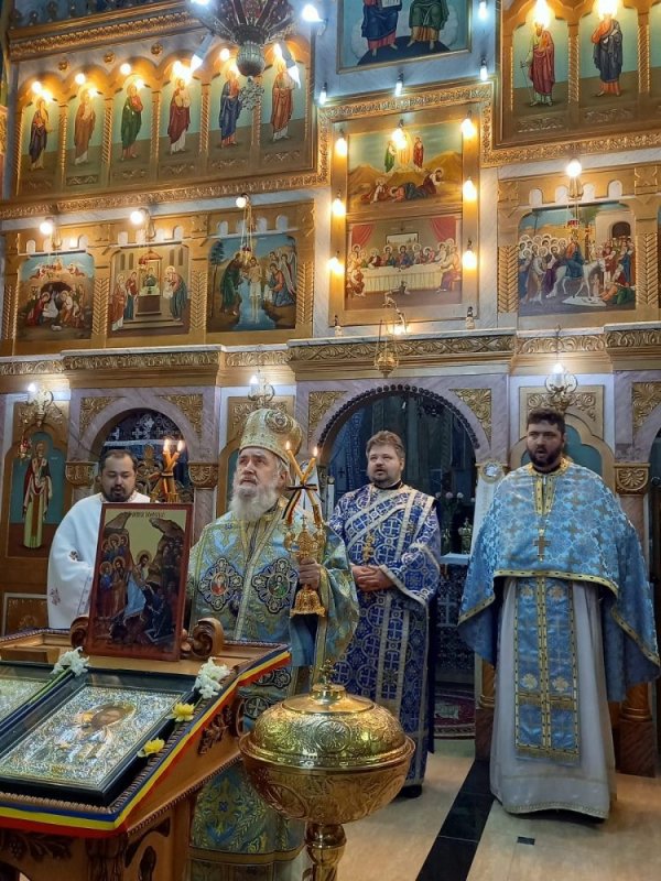 Vizite arhierești la parohii din Arhiepiscopia Aradului 208684