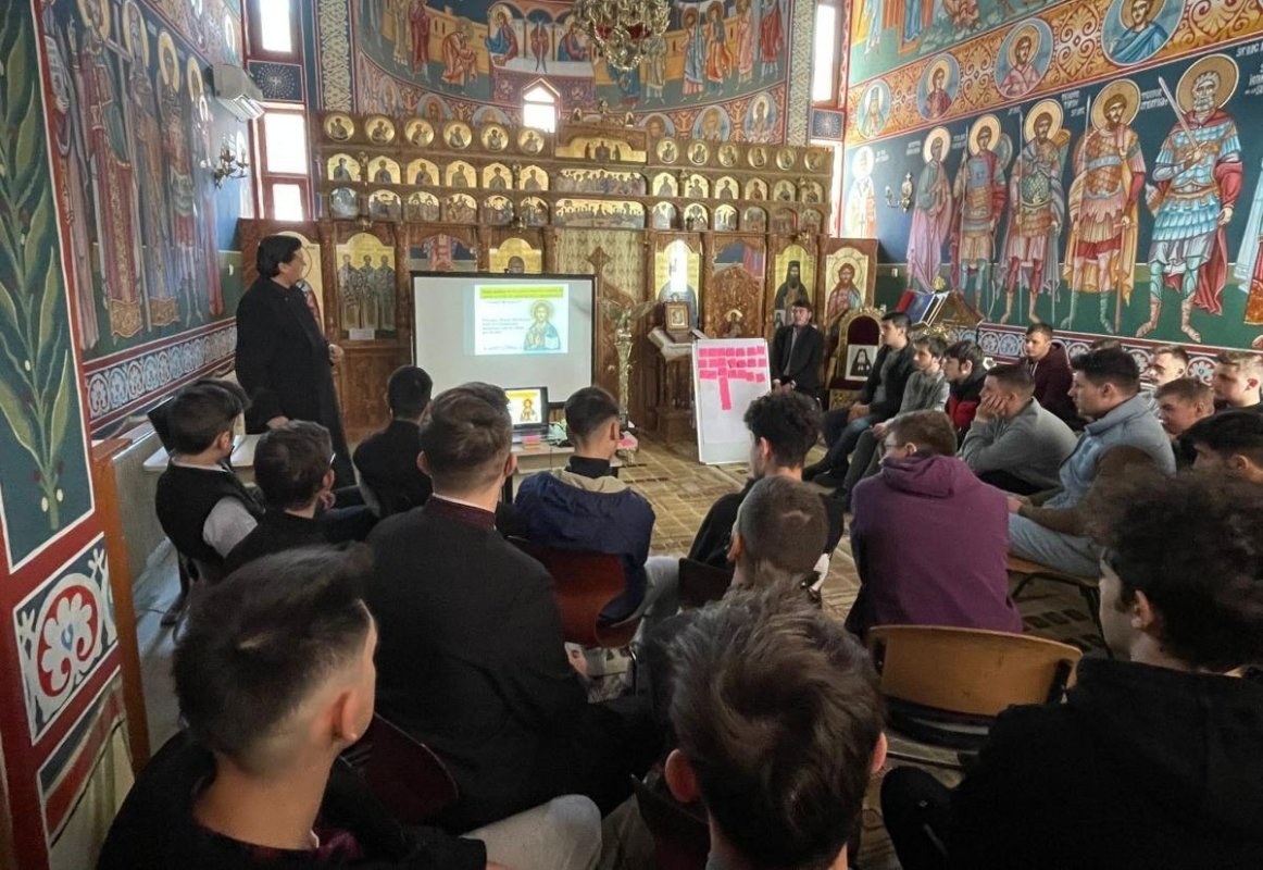 Activitate catehetică în cadrul Anului omagial la Seminarul din Dorohoi 208839