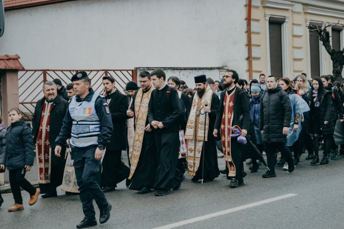 Peste 600 de participanţi la pelerinajul Tinerilor pe jos de la Iclod la Nicula 209252