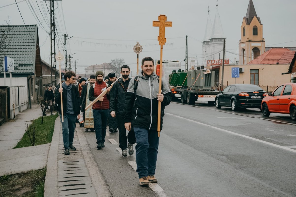 Peste 600 de participanţi la pelerinajul Tinerilor pe jos de la Iclod la Nicula 209254