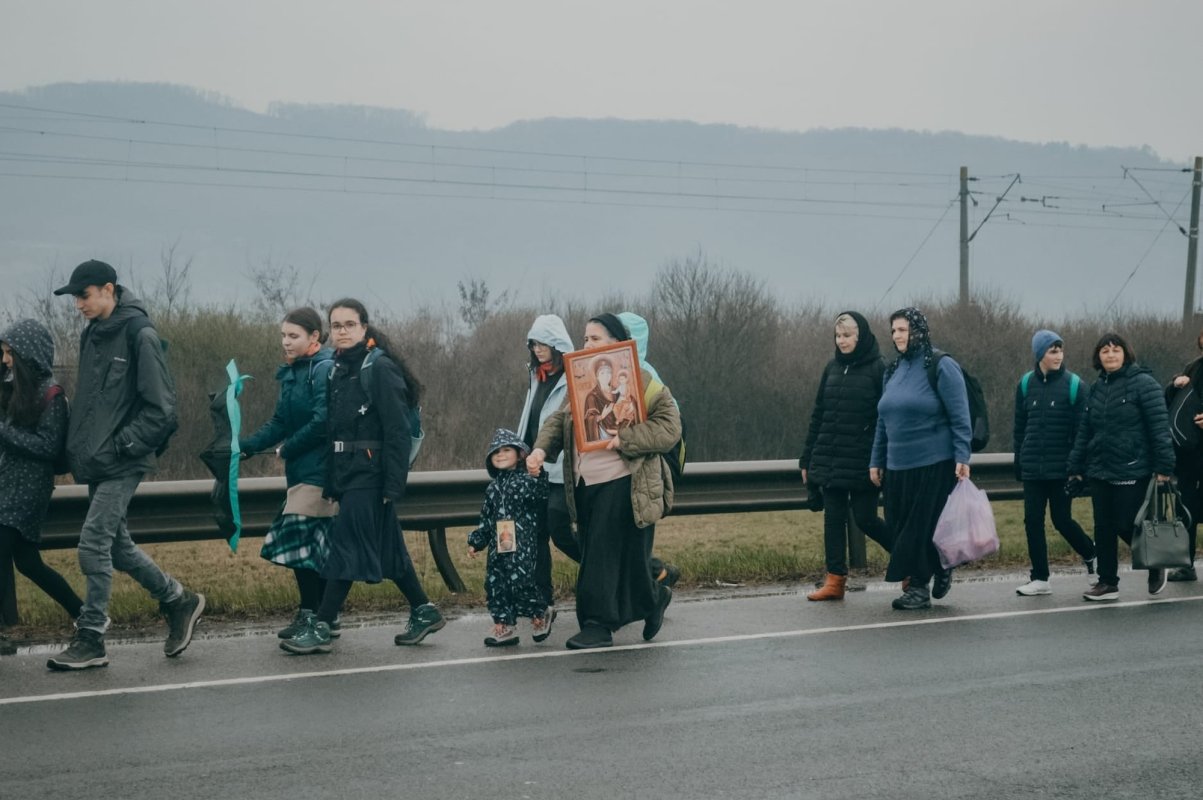 Peste 600 de participanţi la pelerinajul Tinerilor pe jos de la Iclod la Nicula 209255