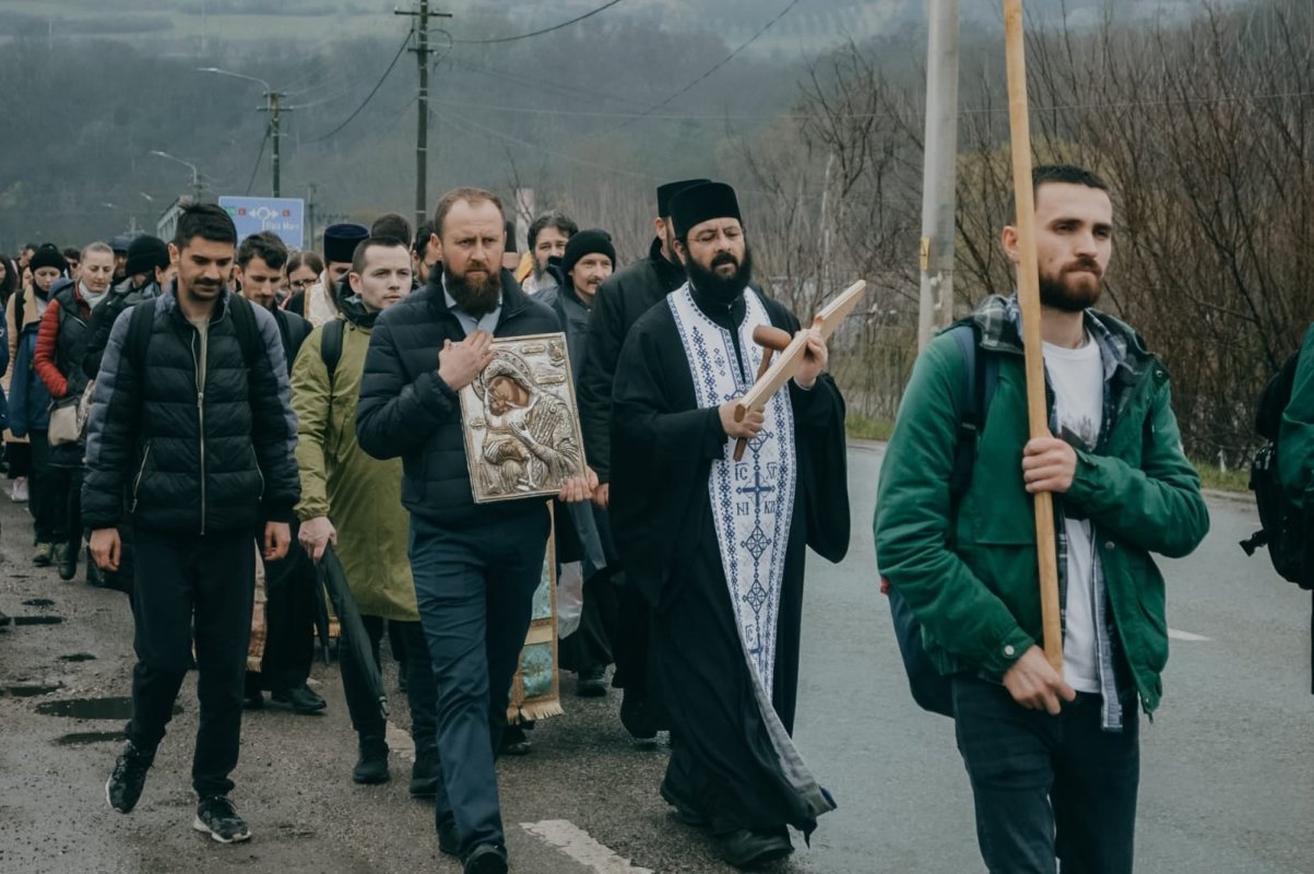 Peste 600 de participanţi la pelerinajul Tinerilor pe jos de la Iclod la Nicula 209258
