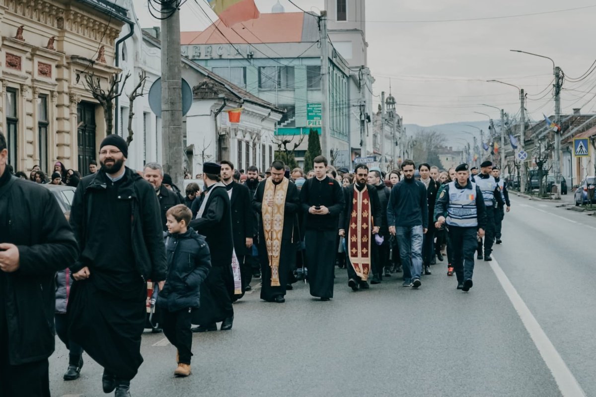 Peste 600 de participanţi la pelerinajul Tinerilor pe jos de la Iclod la Nicula 209263