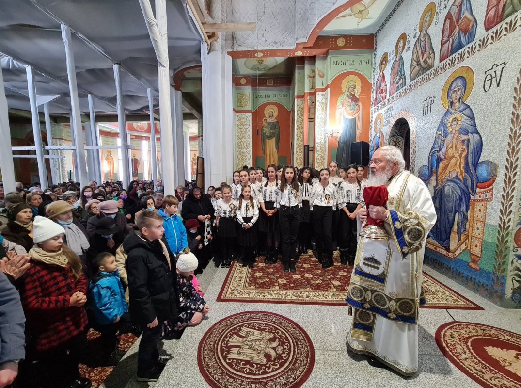 Noile clopote ale Bisericii „Sfinţii Apostoli Petru  și Pavel” din Mănăștur au fost sfințite 209331