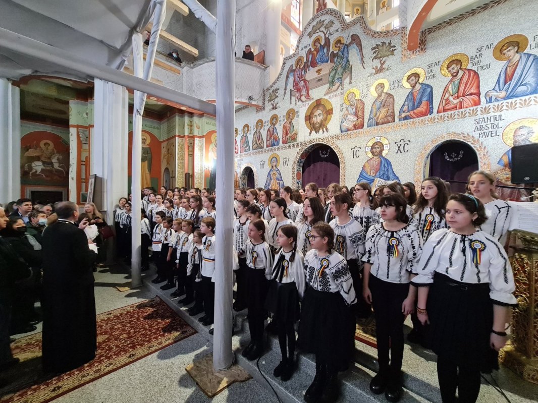 Noile clopote ale Bisericii „Sfinţii Apostoli Petru  și Pavel” din Mănăștur au fost sfințite 209333