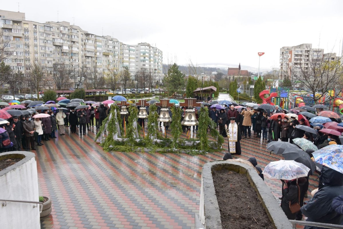 Noile clopote ale Bisericii „Sfinţii Apostoli Petru  și Pavel” din Mănăștur au fost sfințite 209335
