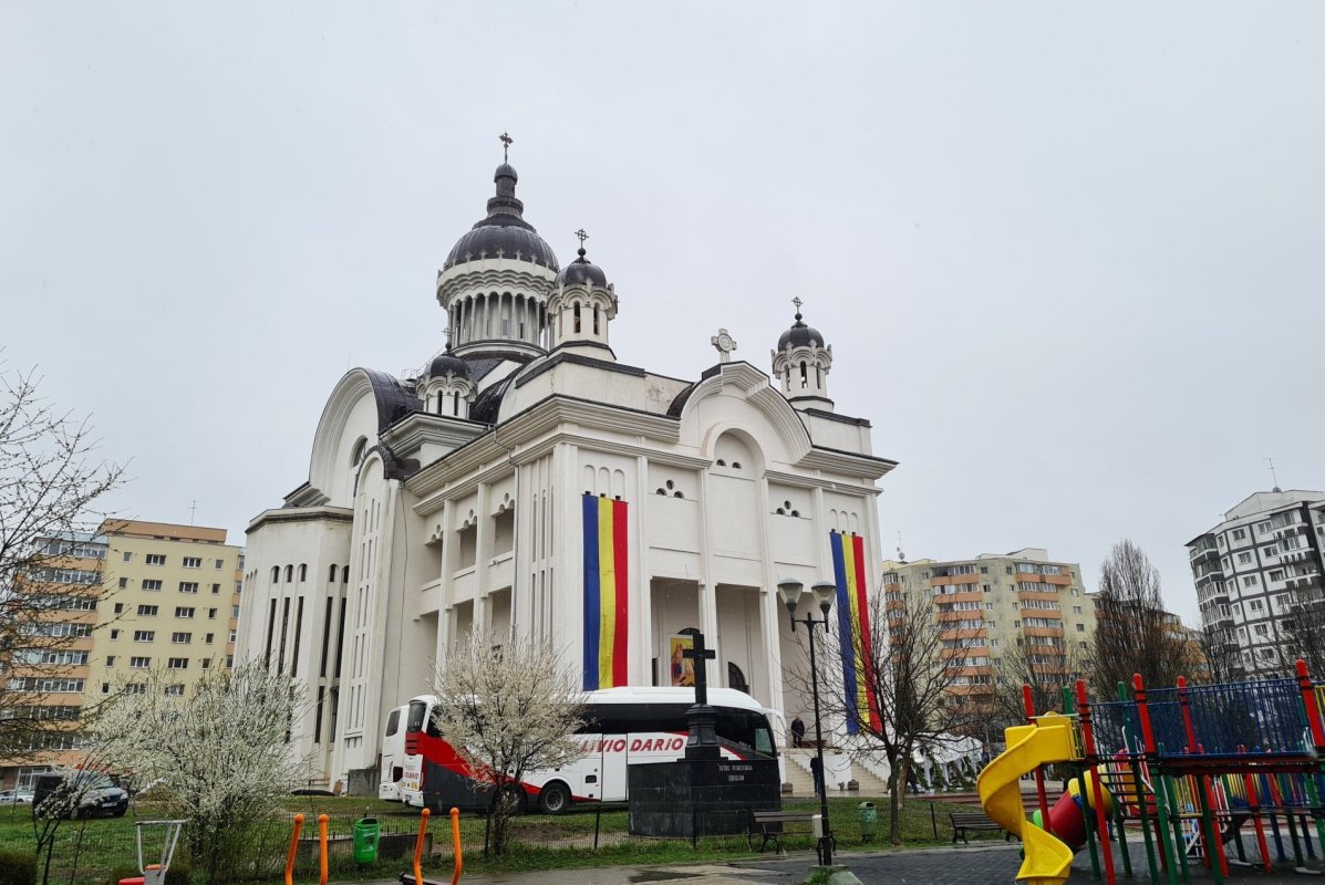 Noile clopote ale Bisericii „Sfinţii Apostoli Petru  și Pavel” din Mănăștur au fost sfințite 209336