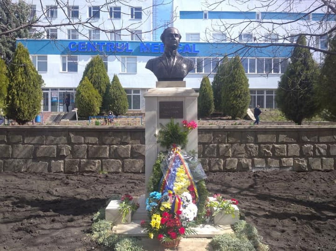 Binecuvântarea bustului filantropului Vasile Stroescu la Edineț 209615