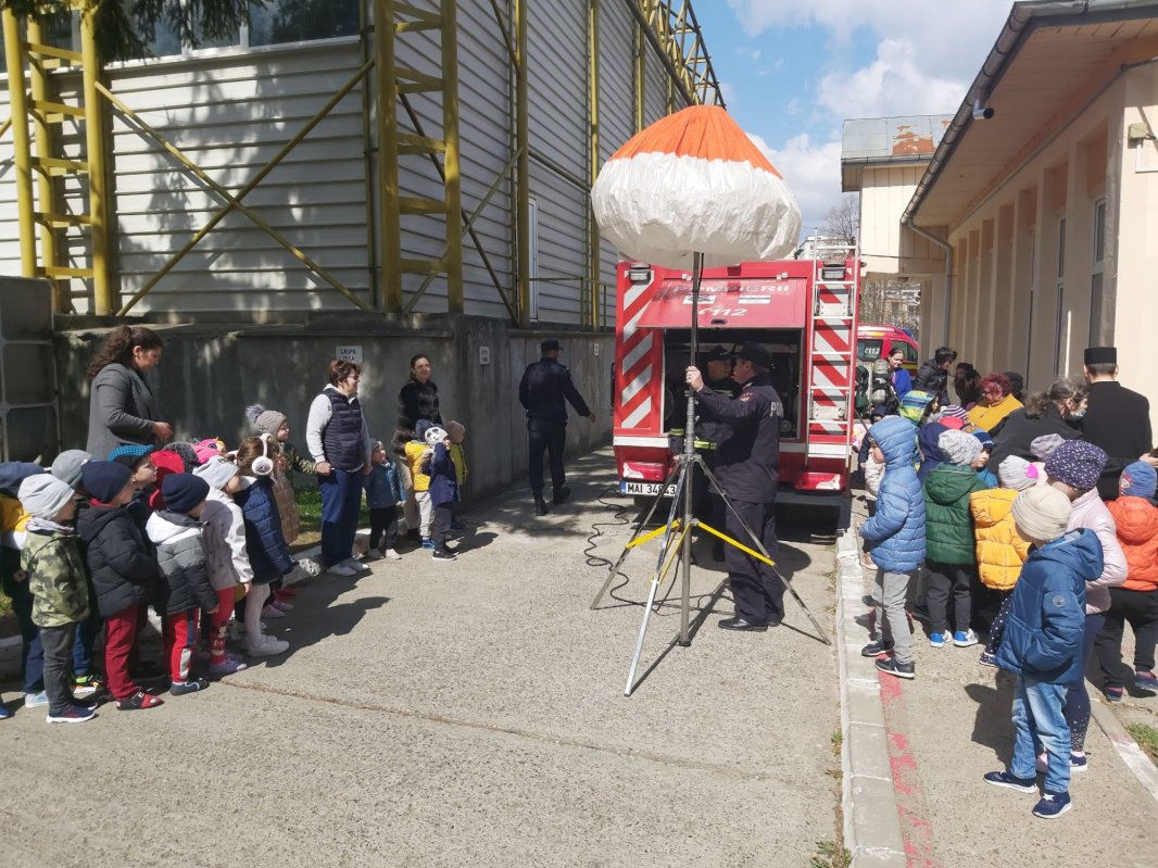 Elevi şi preşcolari din Botoşani au învățat să acorde primul ajutor în caz de incendii 209622