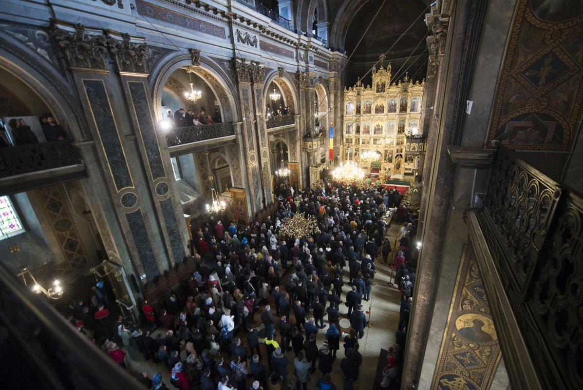 „Dumnezeu caută să vină și în sufletul nostru cel întristat” 210161