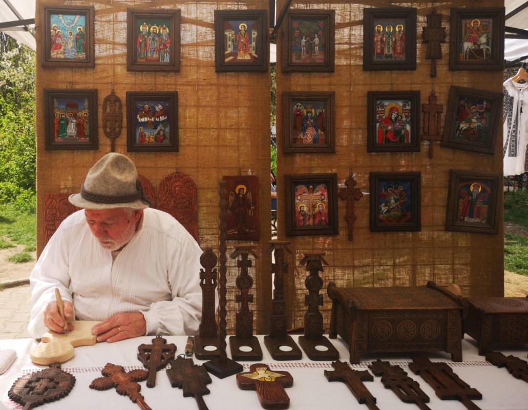 Meșterul Vasile Moldoveanu și pasiunea sa pentru cruci 210347