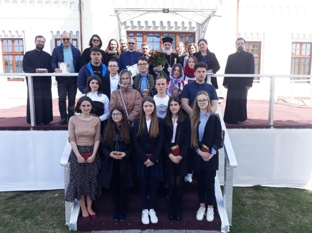 Binecuvântare pentru elevii băcăuani calificați la etapele naționale ale olimpiadelor de religie 210515