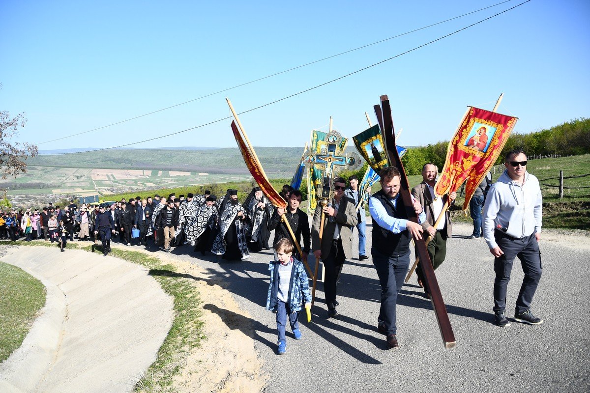 Procesiunea „Drumul Crucii” la Mănăstirea Hadâmbu în Sfânta şi Marea Joi 210627
