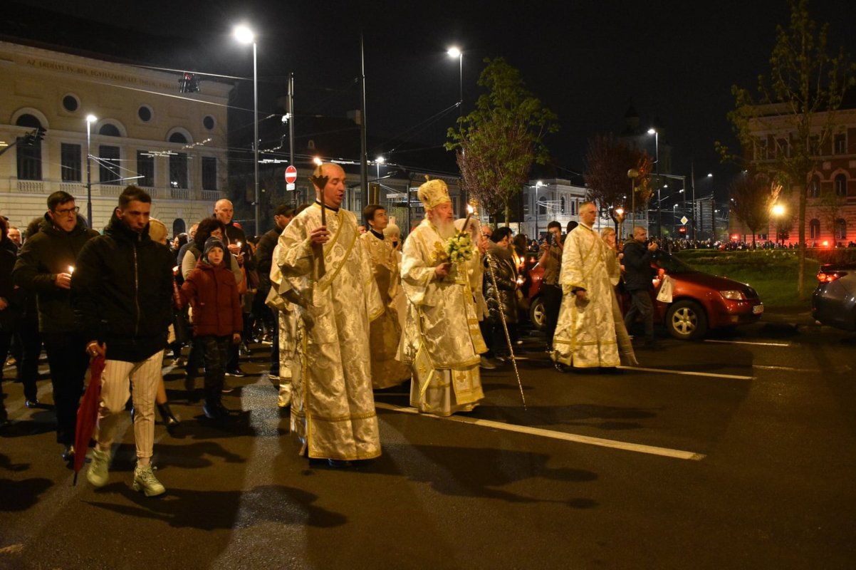 Mii de credincioși au primit Lumina Sfântă la Catedrala Mitropolitană din Cluj-Napoca 211051