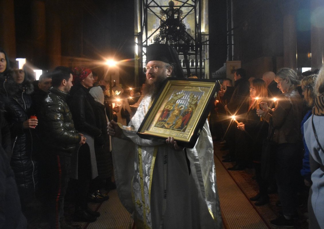 Mii de credincioși au primit Lumina Sfântă la Catedrala Mitropolitană din Cluj-Napoca 211055