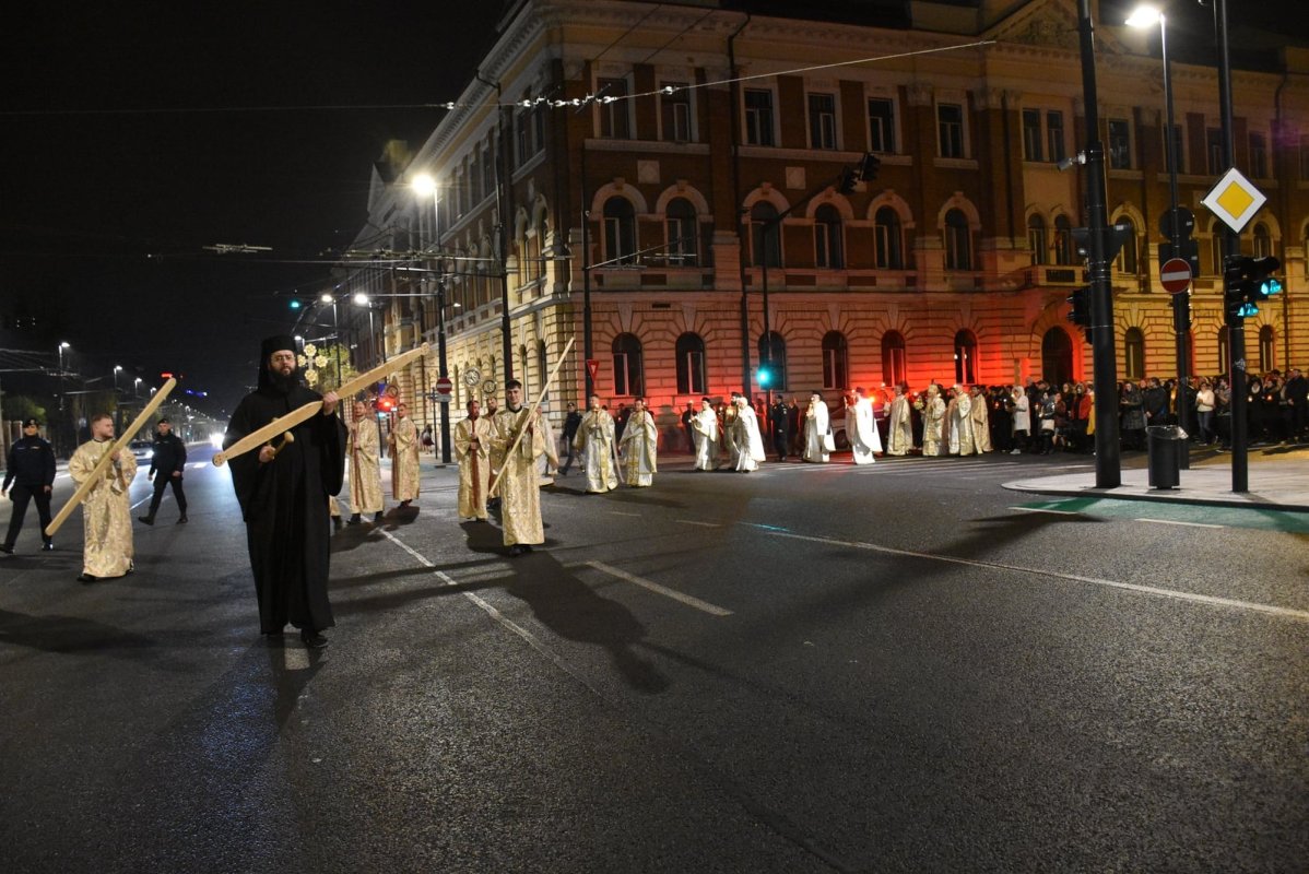 Mii de credincioși au primit Lumina Sfântă la Catedrala Mitropolitană din Cluj-Napoca 211061