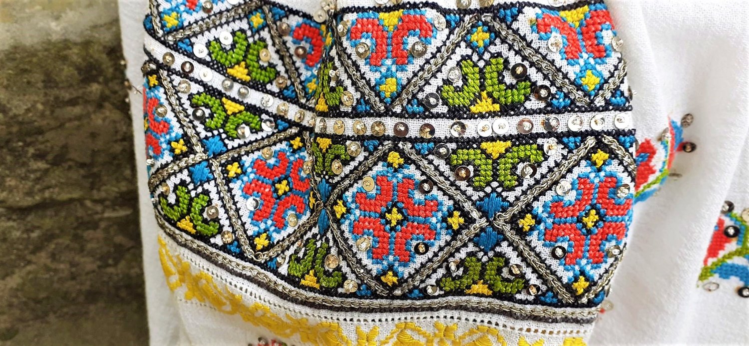 Cămașa pentru ieșitul la horă în a doua zi de Paști   211378