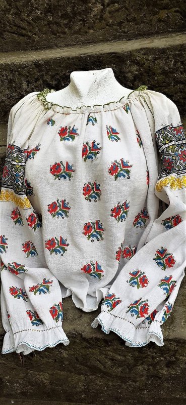 Cămașa pentru ieșitul la horă în a doua zi de Paști   211380