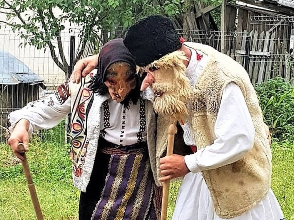 Cămașa pentru ieșitul la horă în a doua zi de Paști   211383