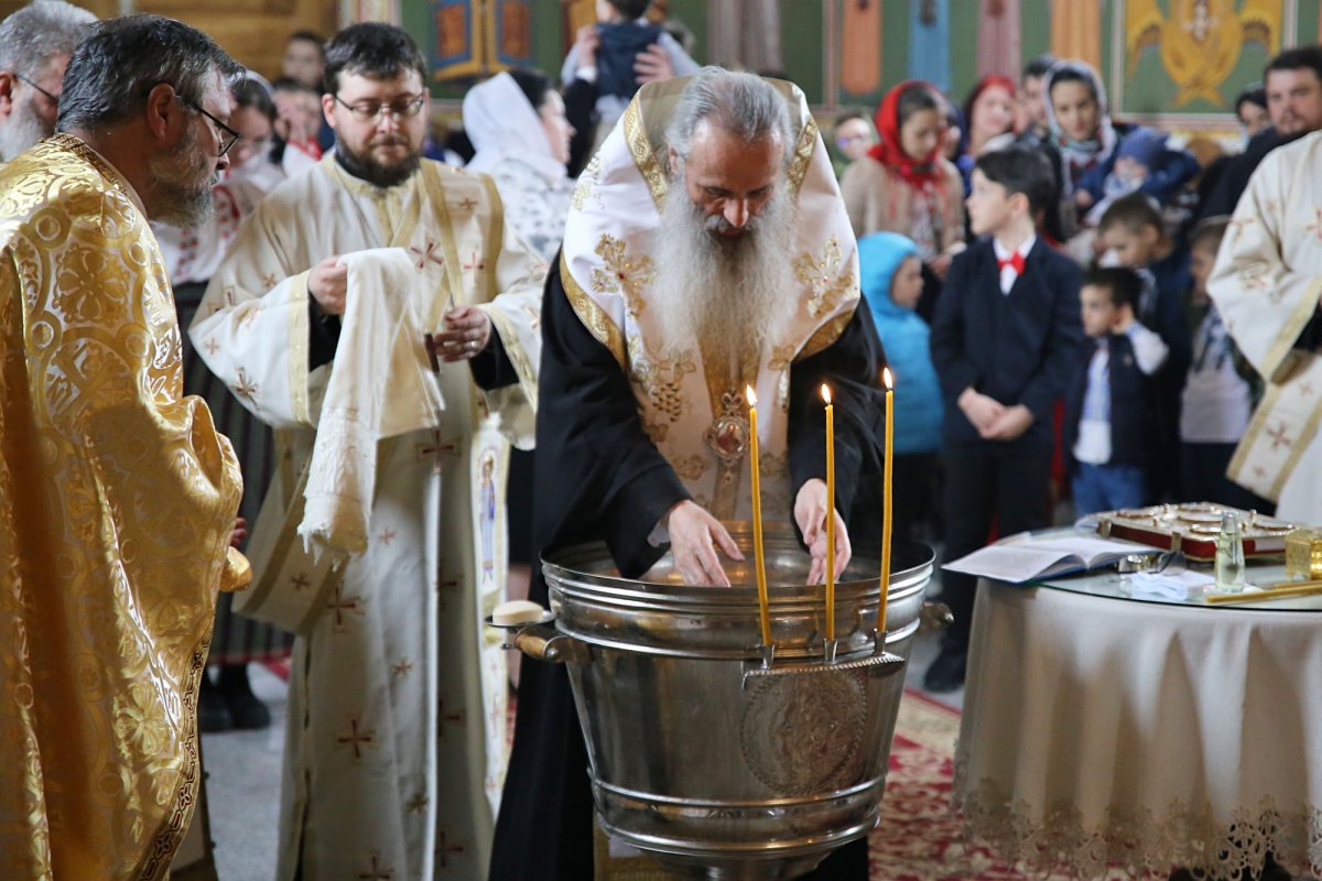 Mitropolitul Moldovei și Bucovinei la hramul municipiului Botoșani 211576