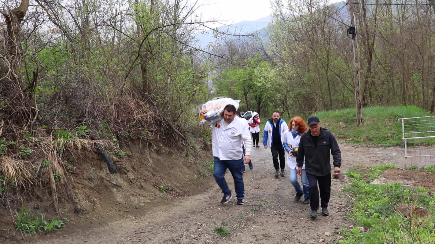 Ajutor pentru zeci de familii din cinci parohii prahovene 211630