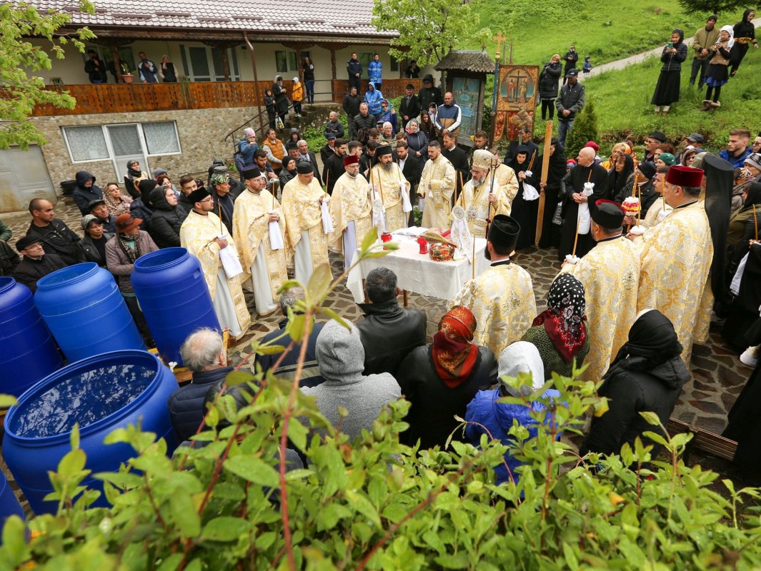 Izvorul Tămăduirii prăznuit în eparhii din Muntenia și Dobrogea 212008