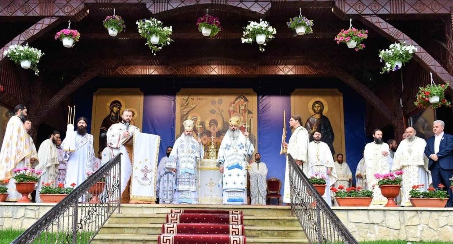 Doi ierarhi la hramul Mănăstirii Bujoreni 212060