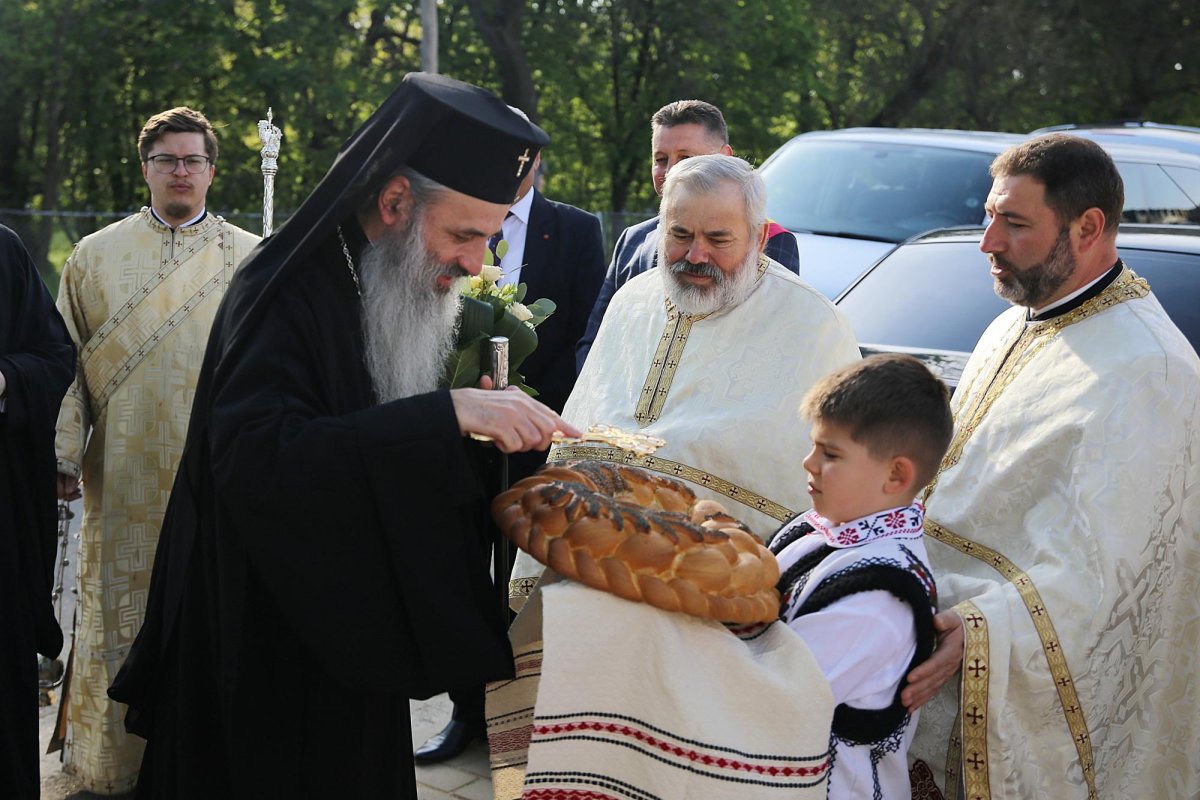 O biserică din 1849, resfințită de Mitropolitul Moldovei și Bucovinei 212098