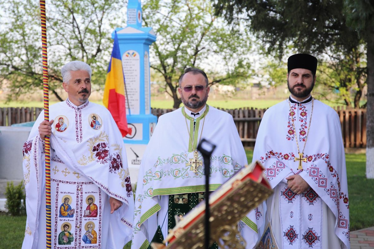 O biserică din 1849, resfințită de Mitropolitul Moldovei și Bucovinei 212100