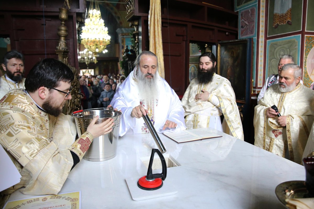 O biserică din 1849, resfințită de Mitropolitul Moldovei și Bucovinei 212103