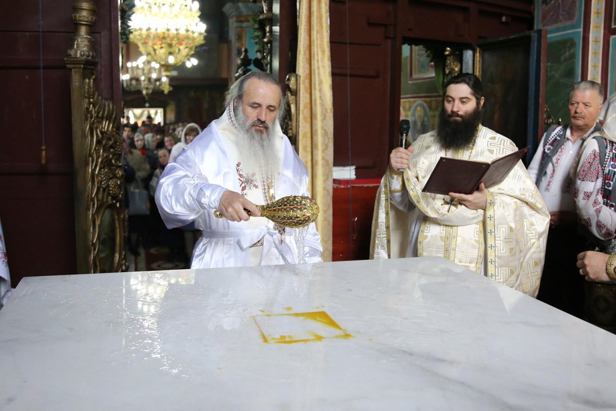 O biserică din 1849, resfințită de Mitropolitul Moldovei și Bucovinei 212104