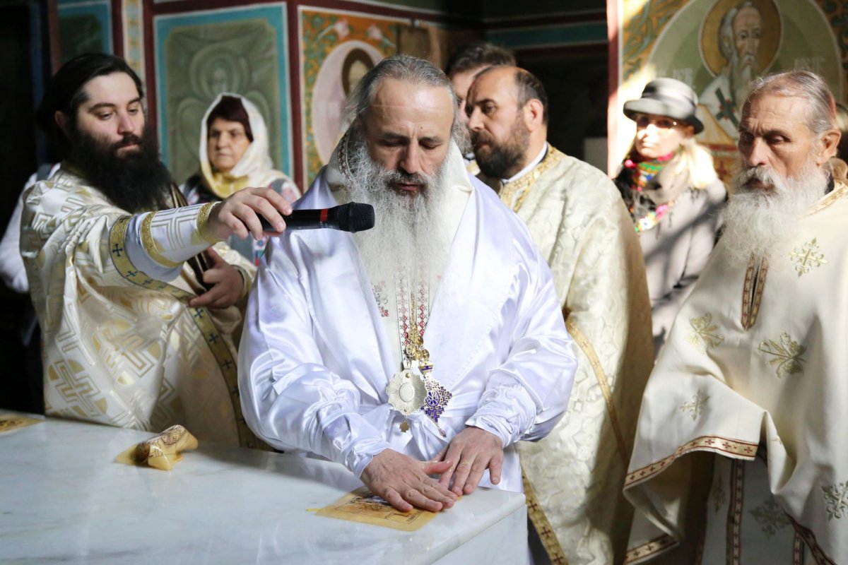 O biserică din 1849, resfințită de Mitropolitul Moldovei și Bucovinei 212105