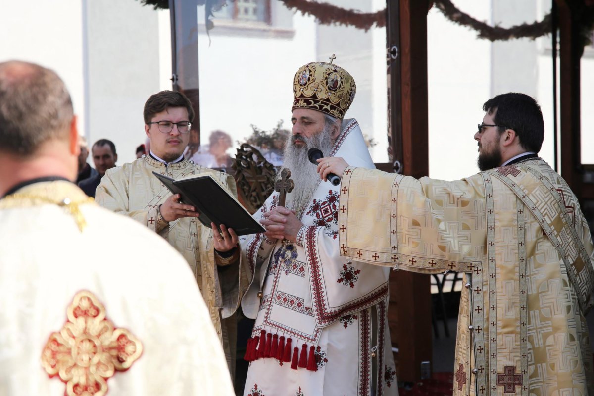 O biserică din 1849, resfințită de Mitropolitul Moldovei și Bucovinei 212107