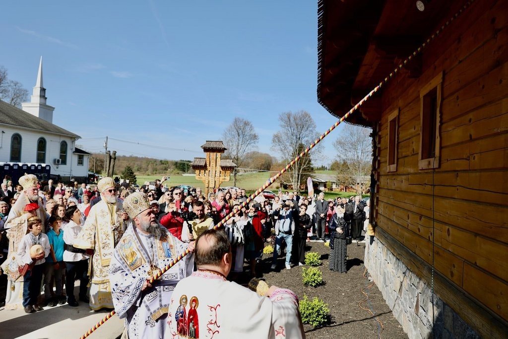 Sfințirea unei noi biserici românești de pe pământ american 212185