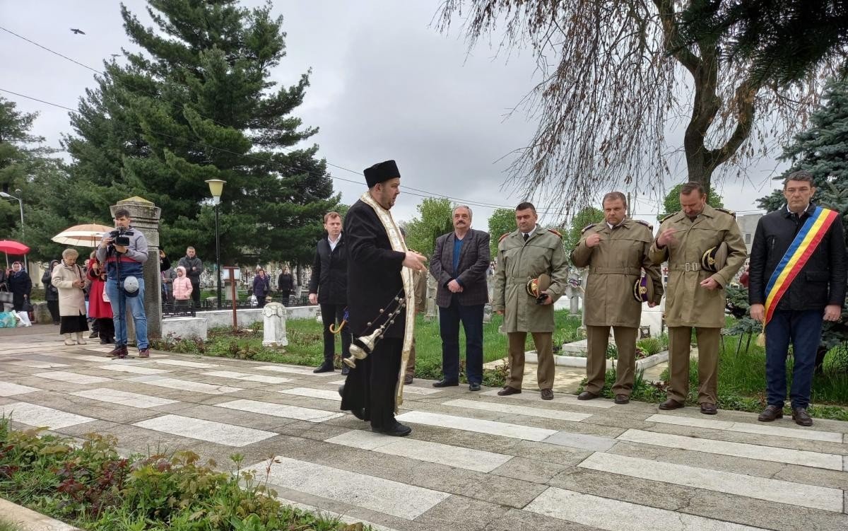 Pomenirea eroilor neamului la cimitirul Eternitatea din Roman 212327