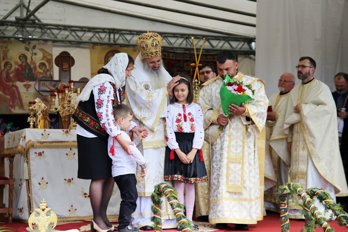 Paraclisul și noul așezământ al Parohiei Comarna de Sus, sfințite de Mitropolitul Moldovei și Bucovinei 213044