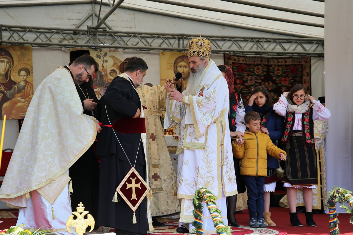 Paraclisul și noul așezământ al Parohiei Comarna de Sus, sfințite de Mitropolitul Moldovei și Bucovinei 213045