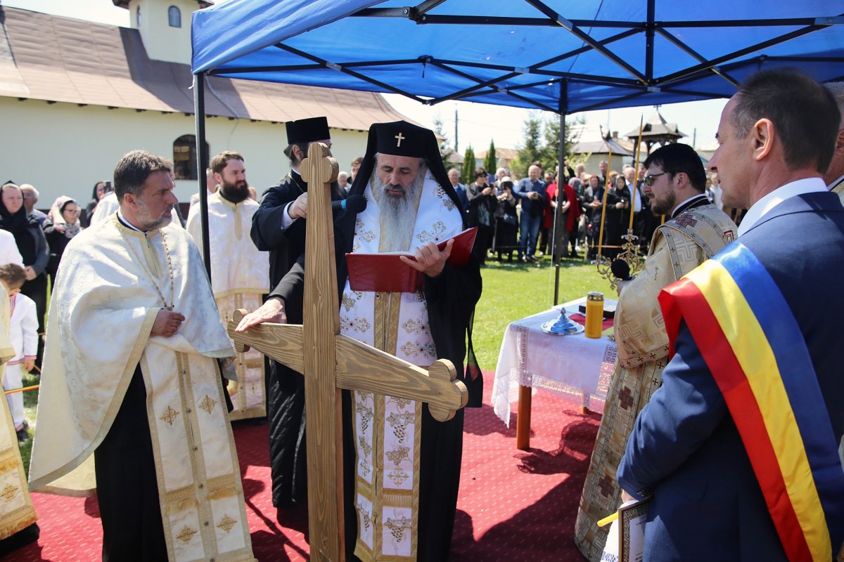 Paraclisul și noul așezământ al Parohiei Comarna de Sus, sfințite de Mitropolitul Moldovei și Bucovinei 213046