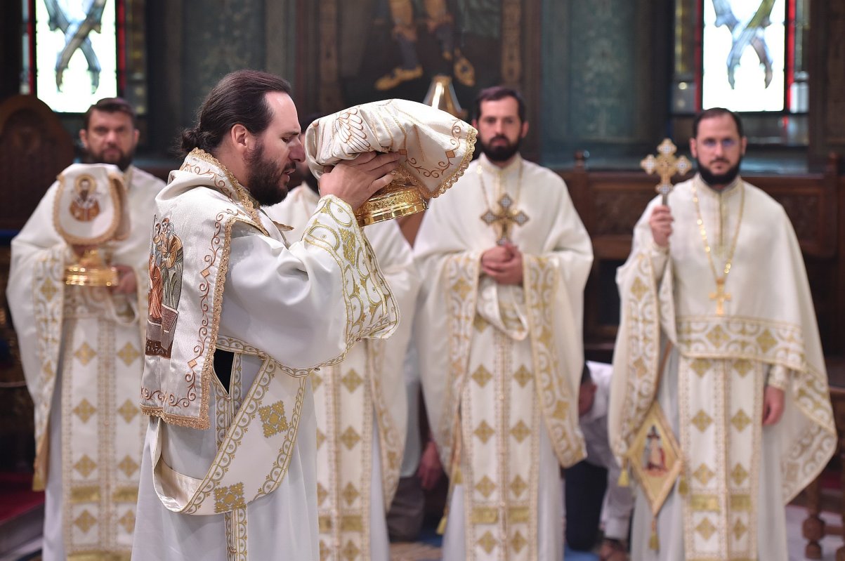 Veșmintele preoțești și tradiția de a fi sărutate ori atinse 213275