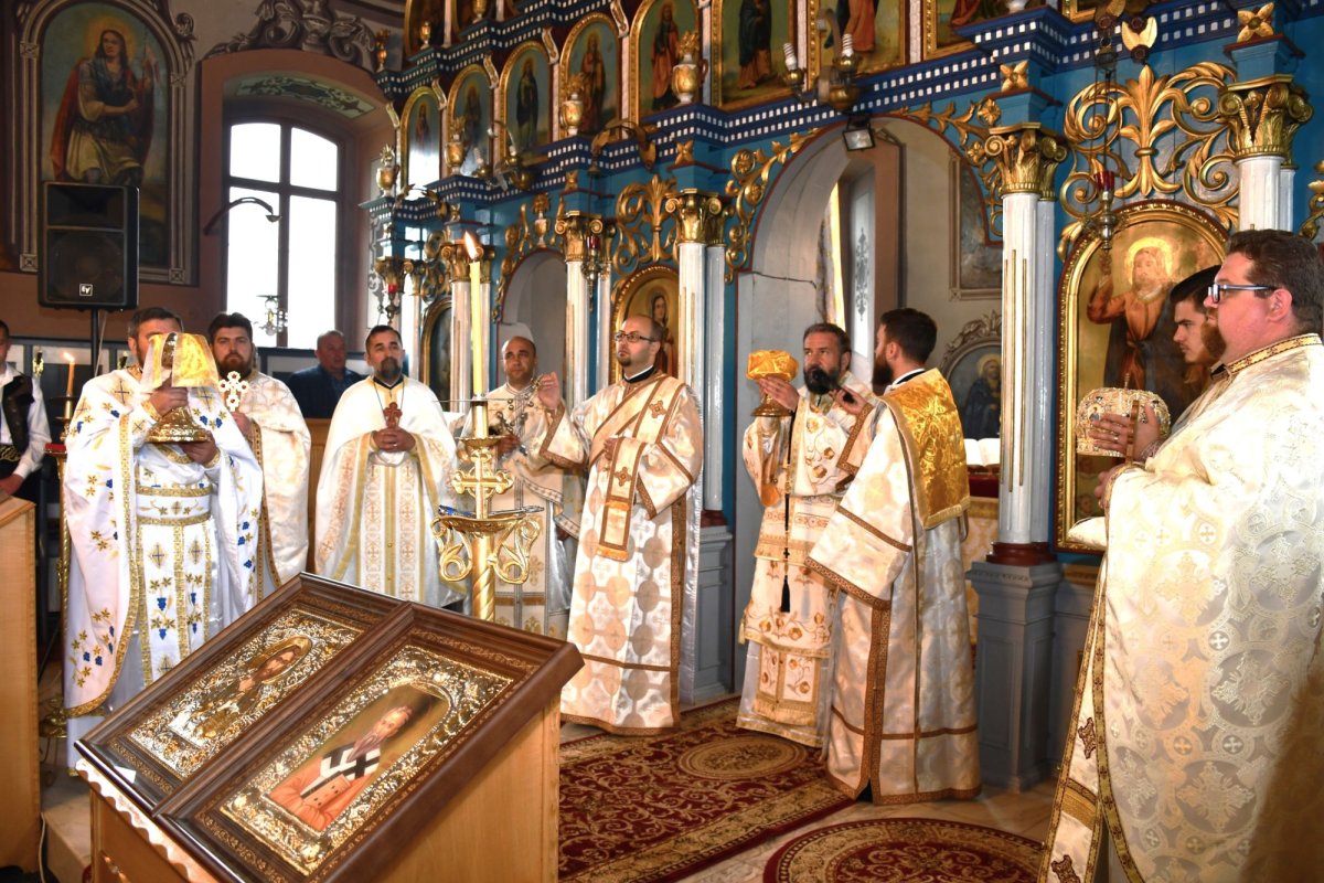Slujire arhierească în Parohia Bănia din Eparhia Banatului Montan 213535