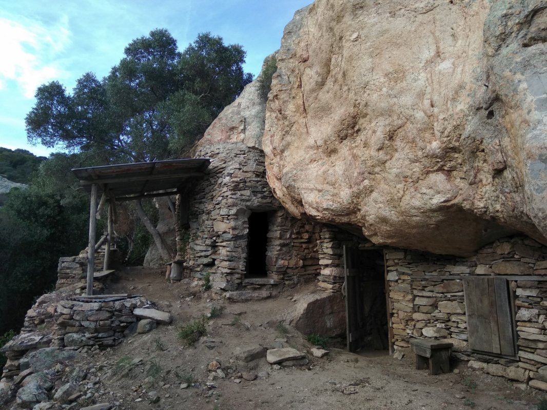 Pe urmele isihaștilor români la Muntele Athos: pustia Calimița 213539