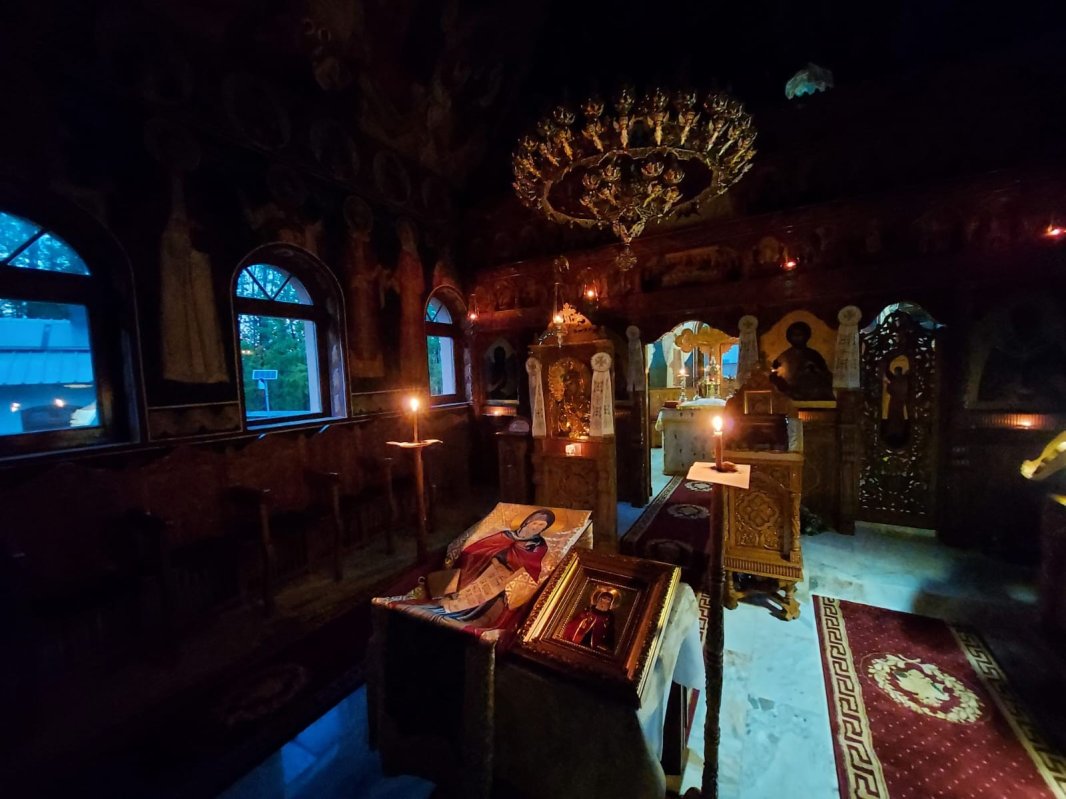 Schitul Poiana Pustnicului a primit veșmântul Sfântului Cuvios Dimitrie Cel Nou 213666