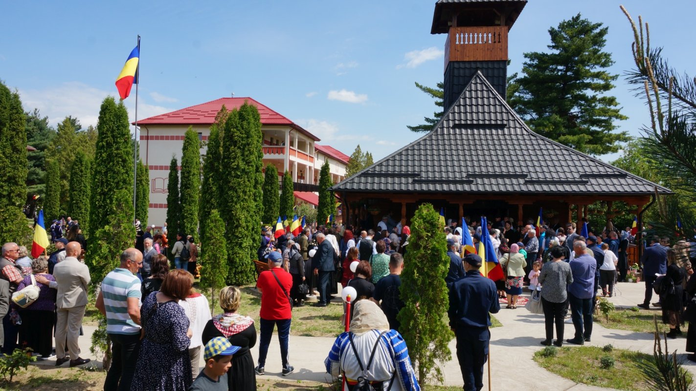 Sfințirea Bisericii Martirilor și Mărturisitorilor din temnițele comuniste la Târgu Ocna 213867