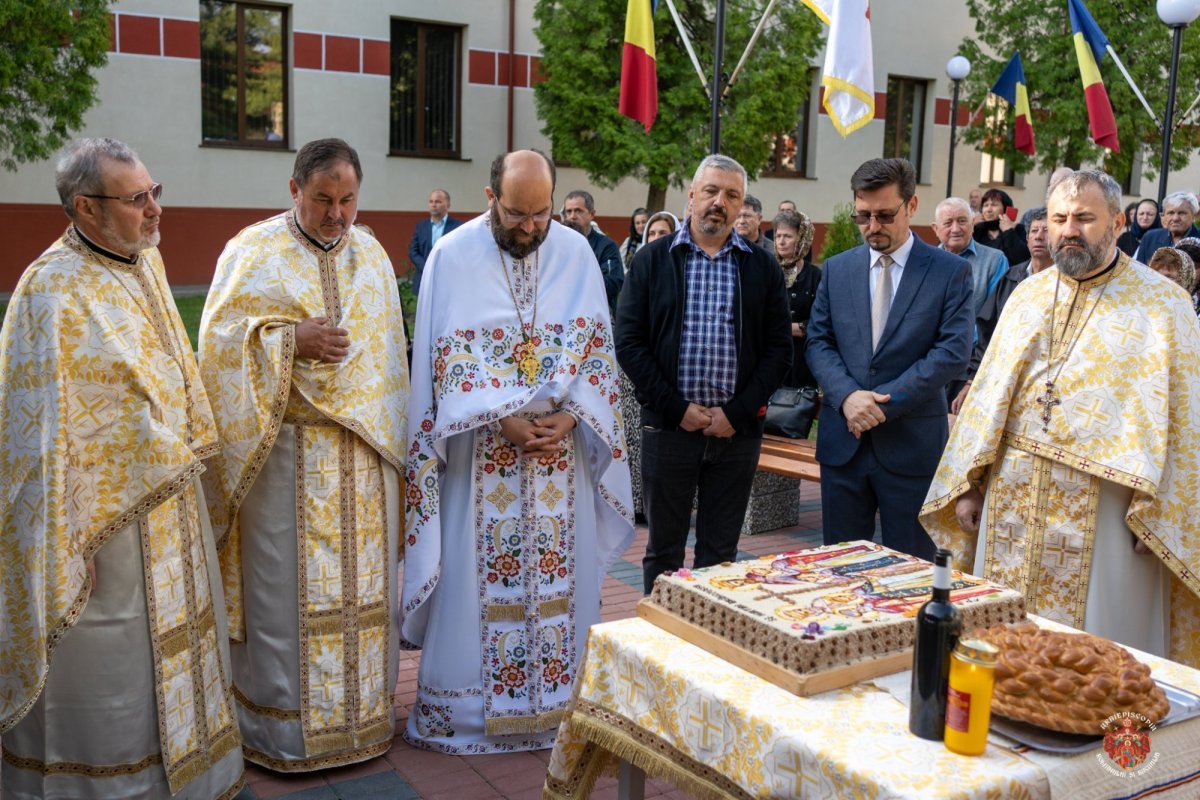 Sfințirea Bisericii Martirilor și Mărturisitorilor din temnițele comuniste la Târgu Ocna 213868