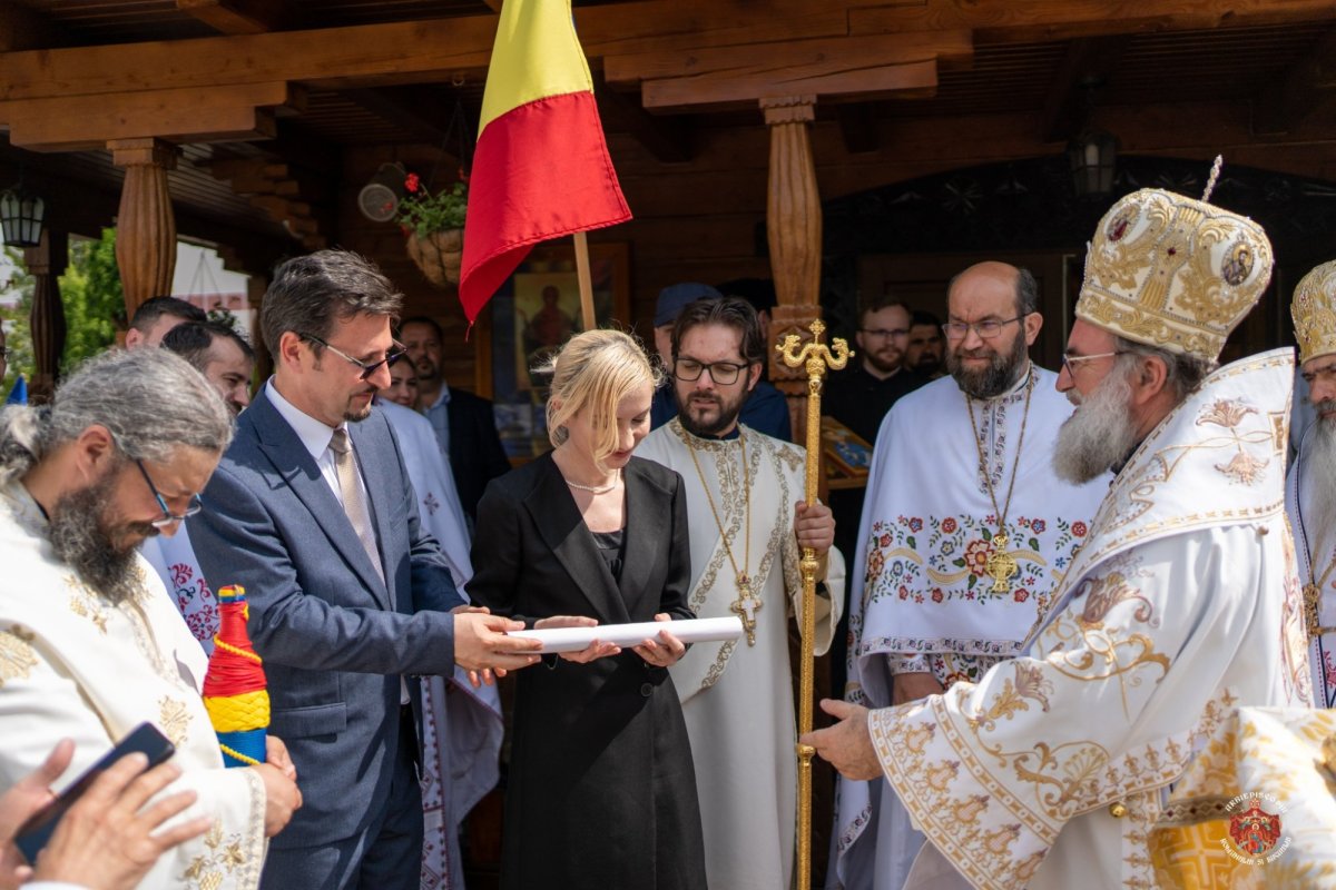 Sfințirea Bisericii Martirilor și Mărturisitorilor din temnițele comuniste la Târgu Ocna 213871