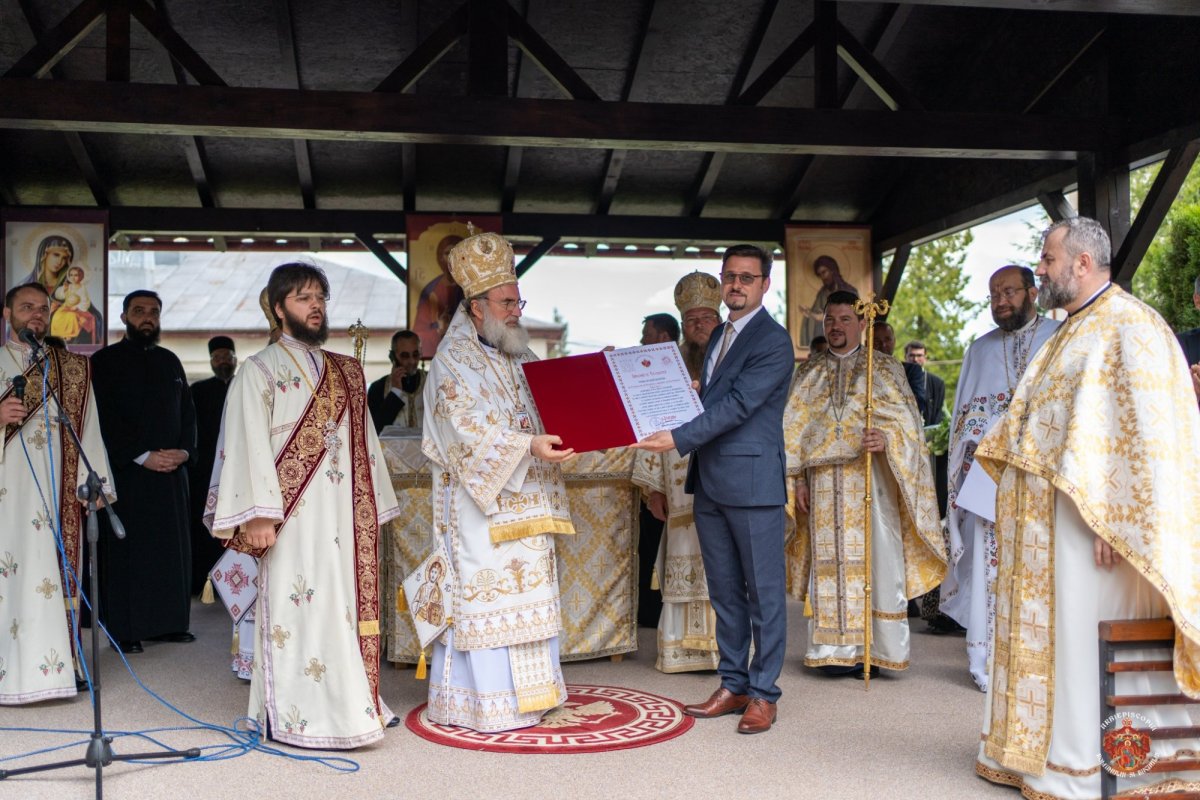 Sfințirea Bisericii Martirilor și Mărturisitorilor din temnițele comuniste la Târgu Ocna 213875