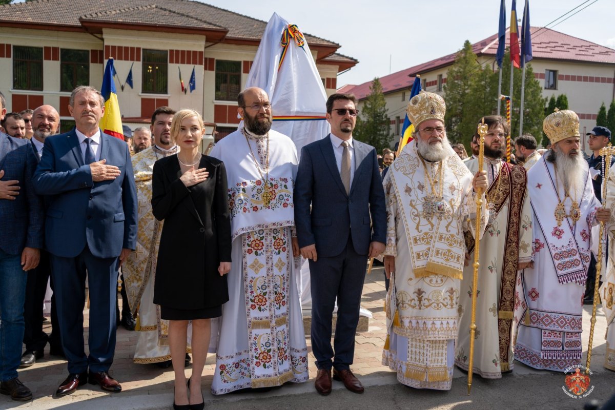 Sfințirea Bisericii Martirilor și Mărturisitorilor din temnițele comuniste la Târgu Ocna 213876