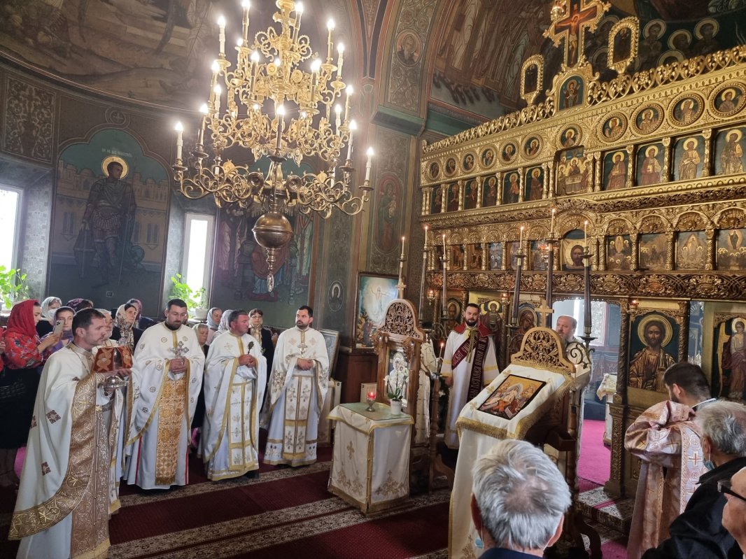 Slujire arhierească într‑o parohie din județul Prahova 213862